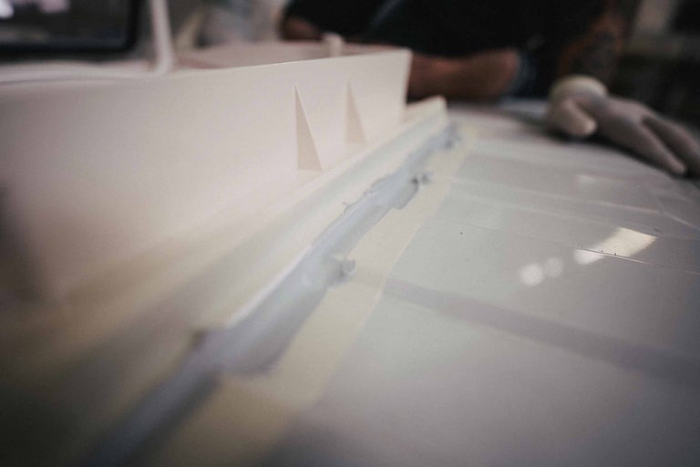 Nahaufnahme von Dichtungsmasse, die auf einer Oberfläche aufgetragen wird