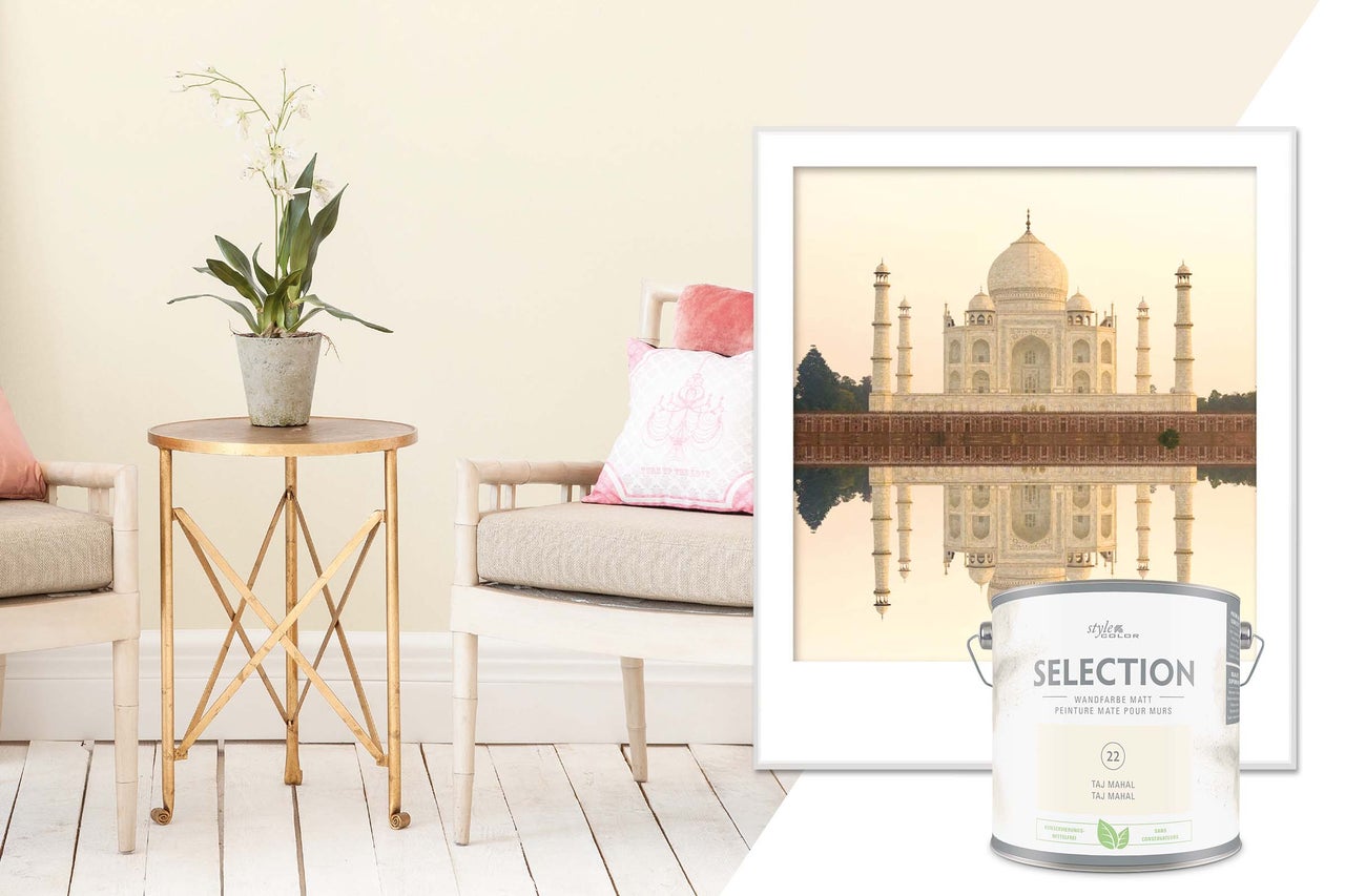 Scène d'intérieur avec pot de peinture, table, chaise et image encadrée du Taj Mahal