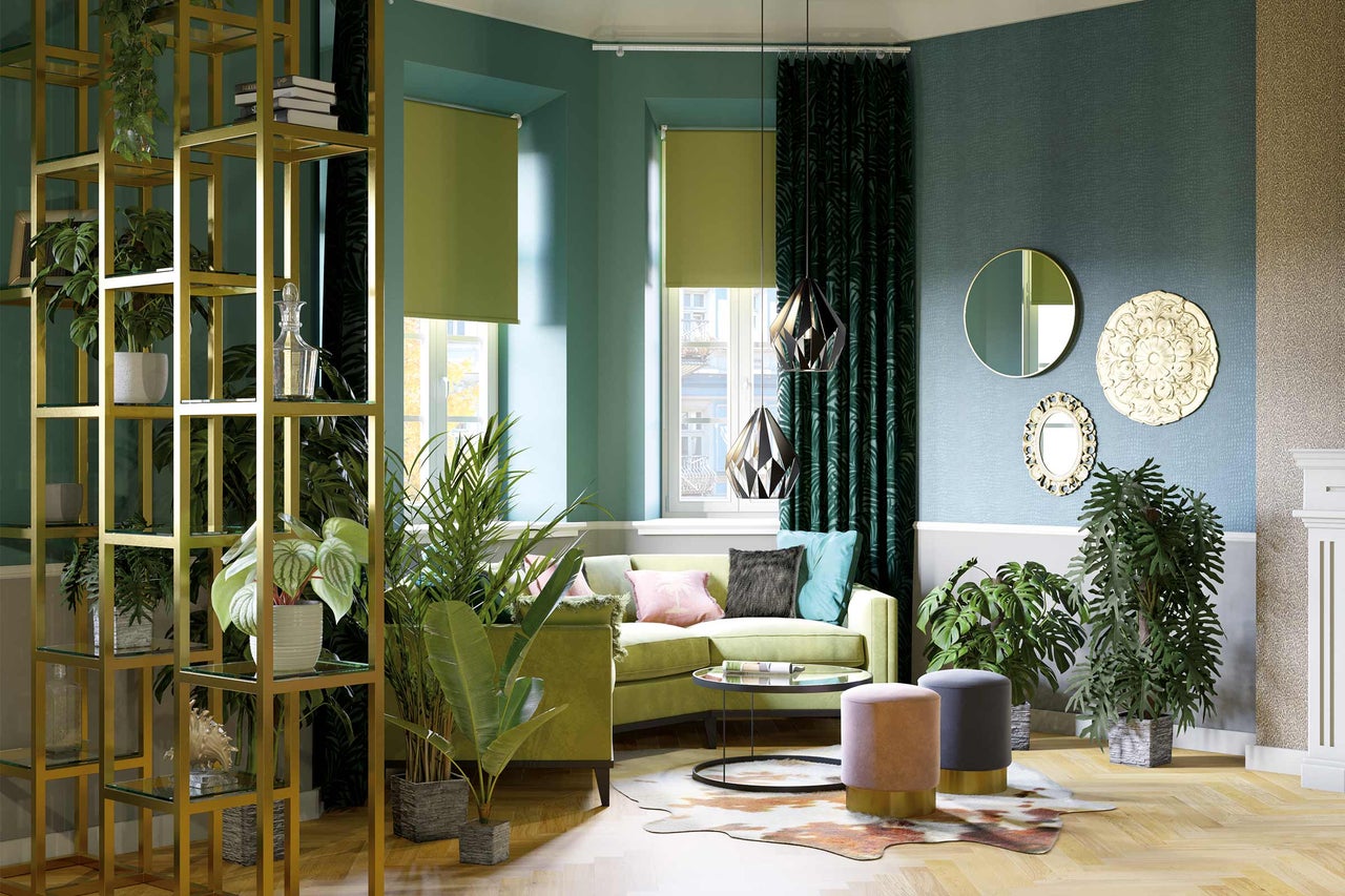 Salon avec canapé vert, plantes, étagères et éléments décoratifs pour une ambiance vivante