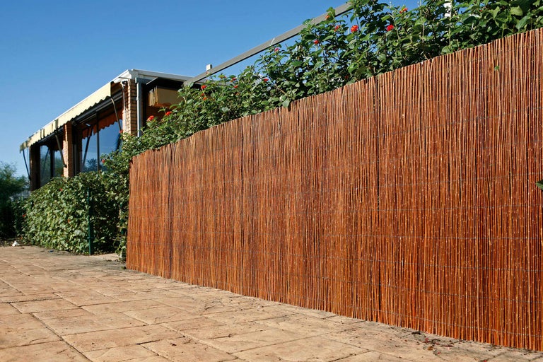 Clôture de confidentialité en saule dans le jardin