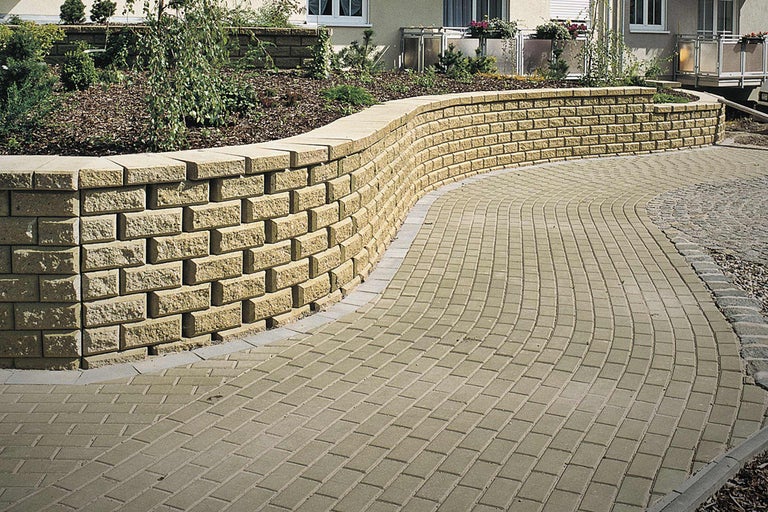 Gestaltungsidee für Garten mit Hangbefestigung und gepflastertem Weg