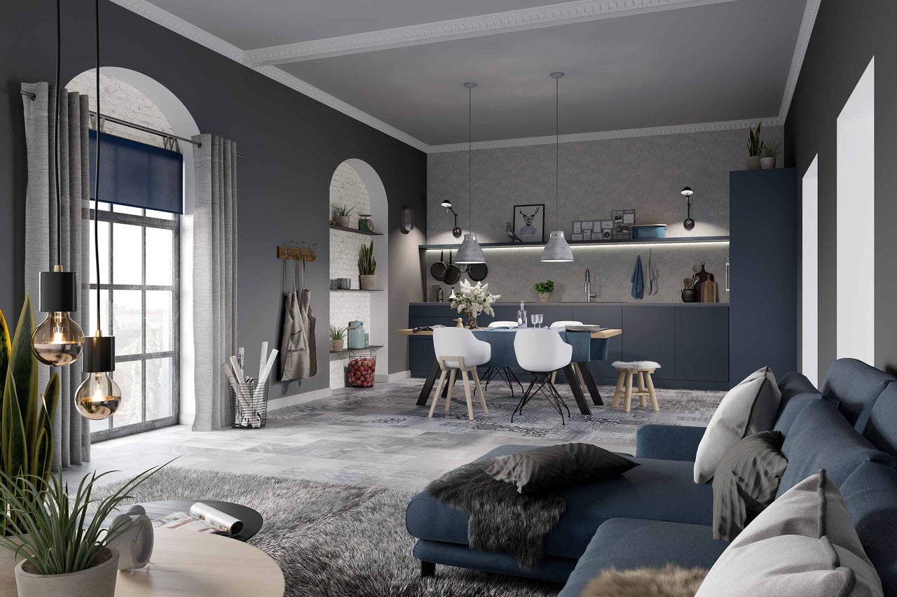 Salon lumineux avec canapé, table à manger et kitchenette