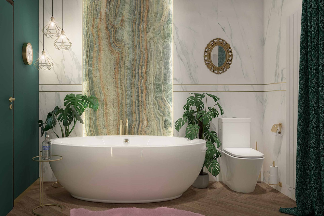 Salle de bain moderne avec baignoire îlot, toilettes et éléments décoratifs tels que des plantes et un revêtement mural