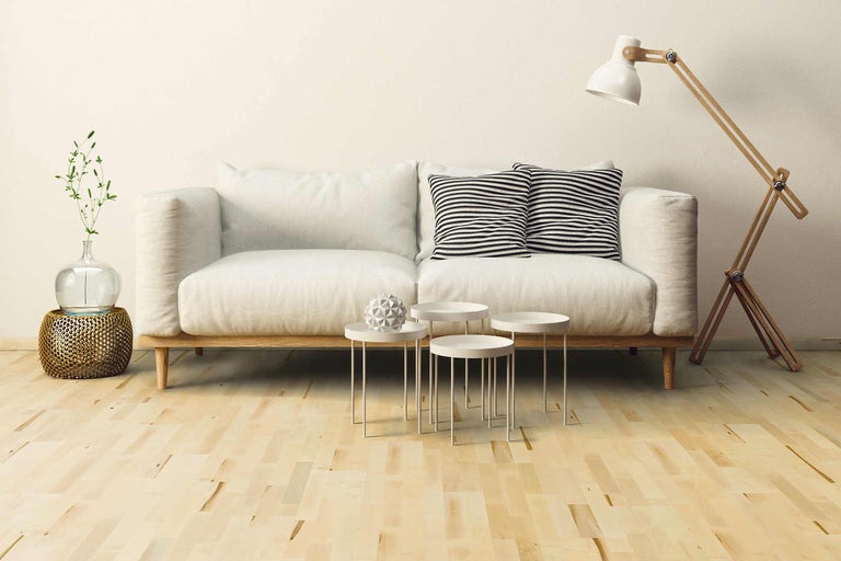 Salon avec canapé, table basse et lampadaire