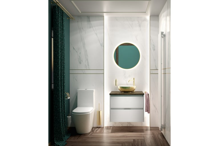 Salle de bains moderne avec murs aspect marbre, vasque dorée, toilettes blanches, rideau vert et sol en bois foncé.