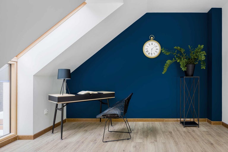 Bureau moderne avec bureau, chaise, horloge et plante d'intérieur