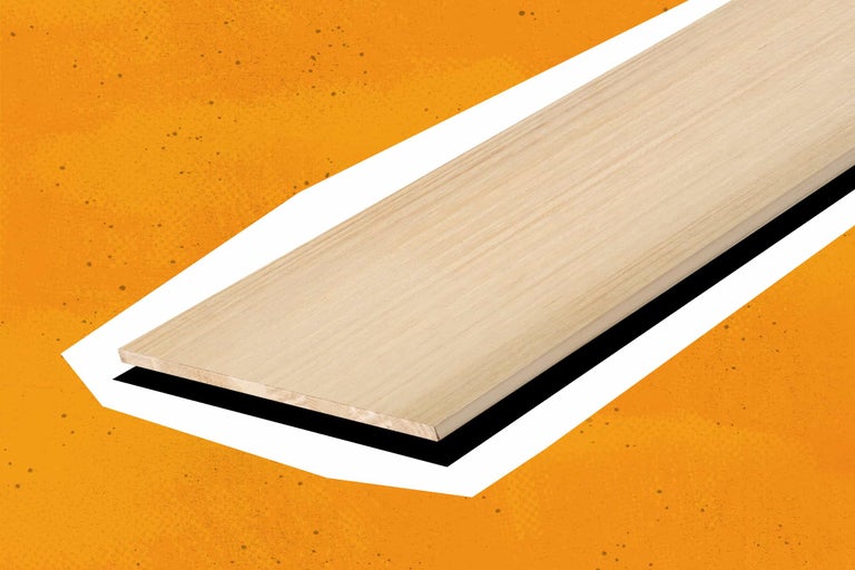 Planche en bois brun clair avec une surface lisse en bois massif.