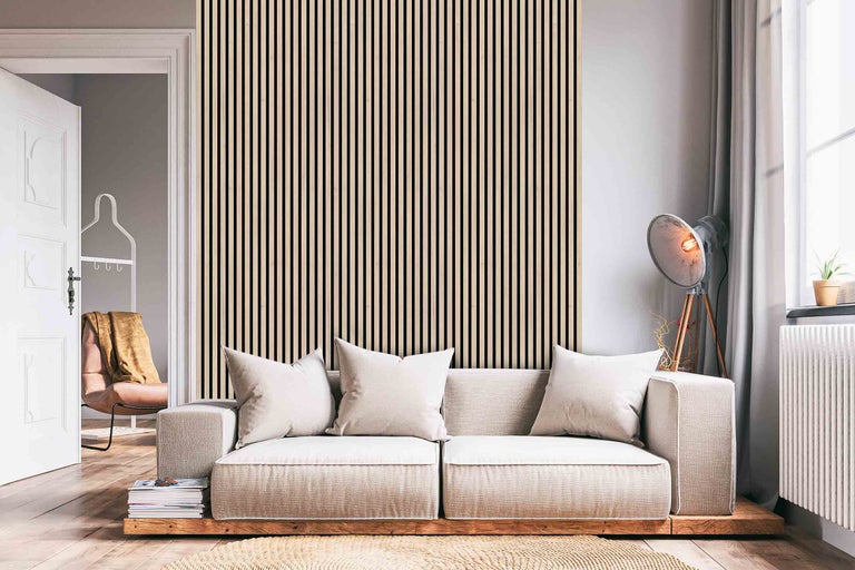 Salon moderne avec panneaux acoustiques au mur, canapé et lampe