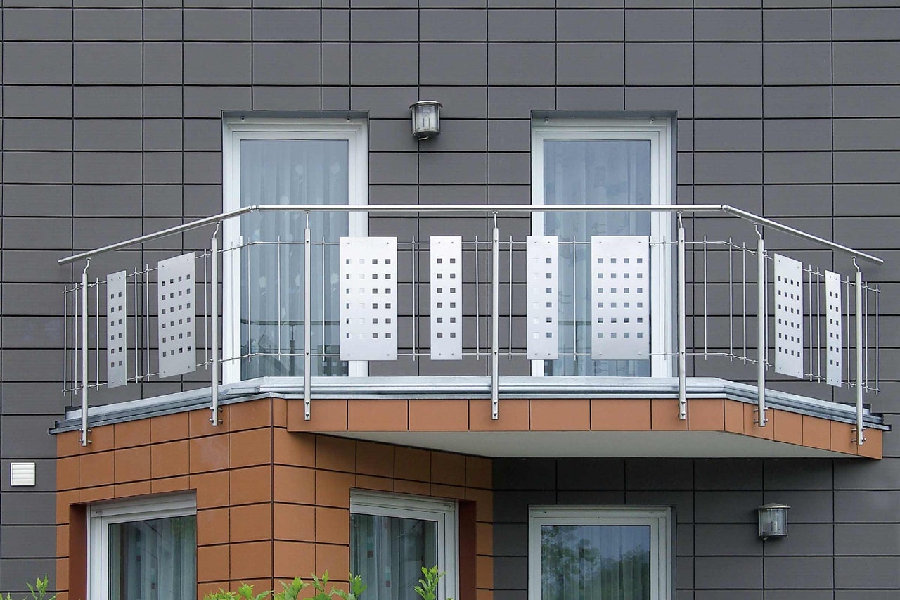 Balcon avec garde-corps en acier inoxydable et revêtement de façade