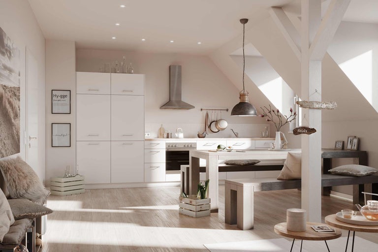 Cuisine lumineuse dans les combles avec coin repas, kitchenette et décorations pour une ambiance chaleureuse.