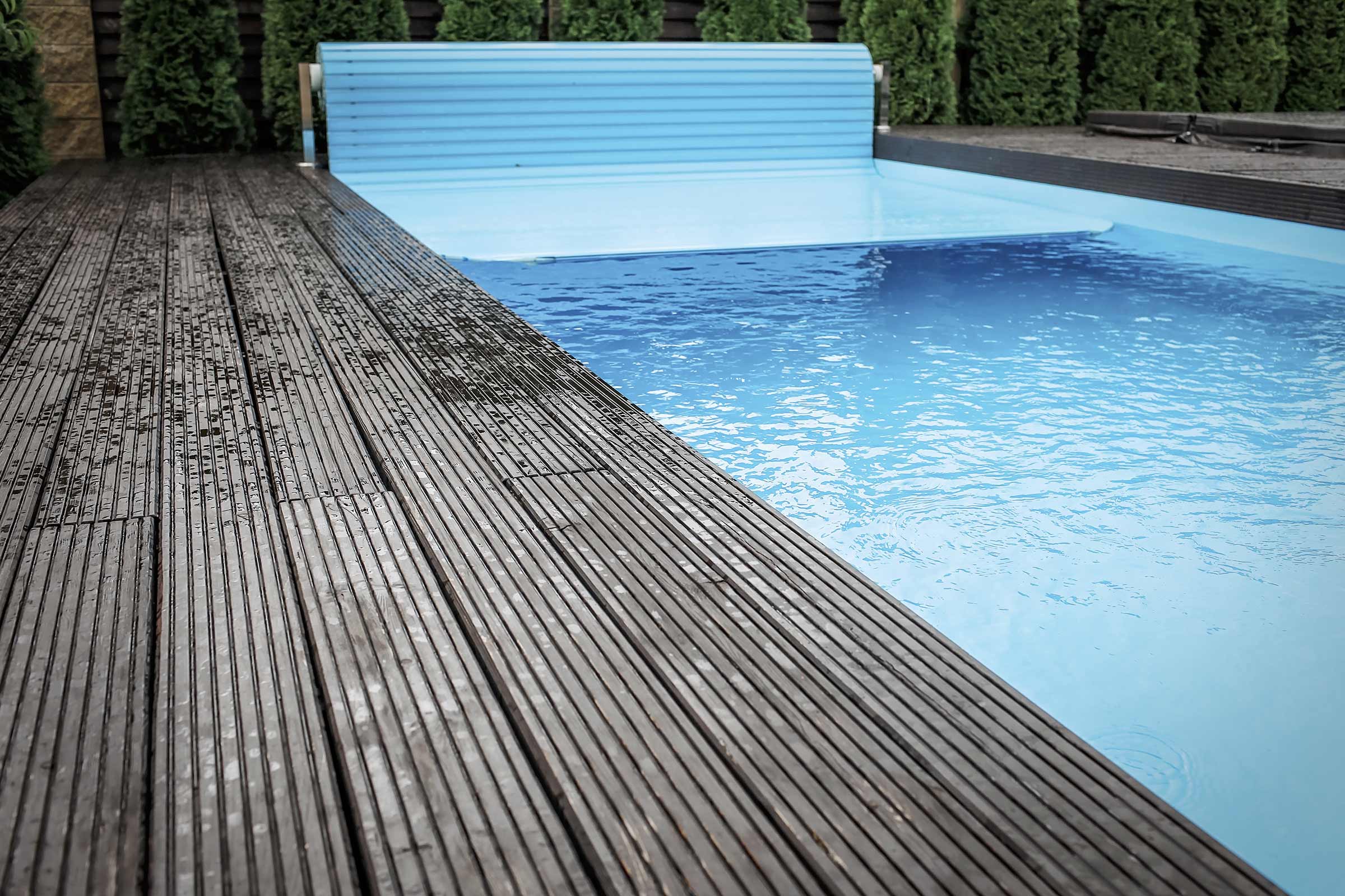 Schwimmbad mit Holzdeck und Abdeckung