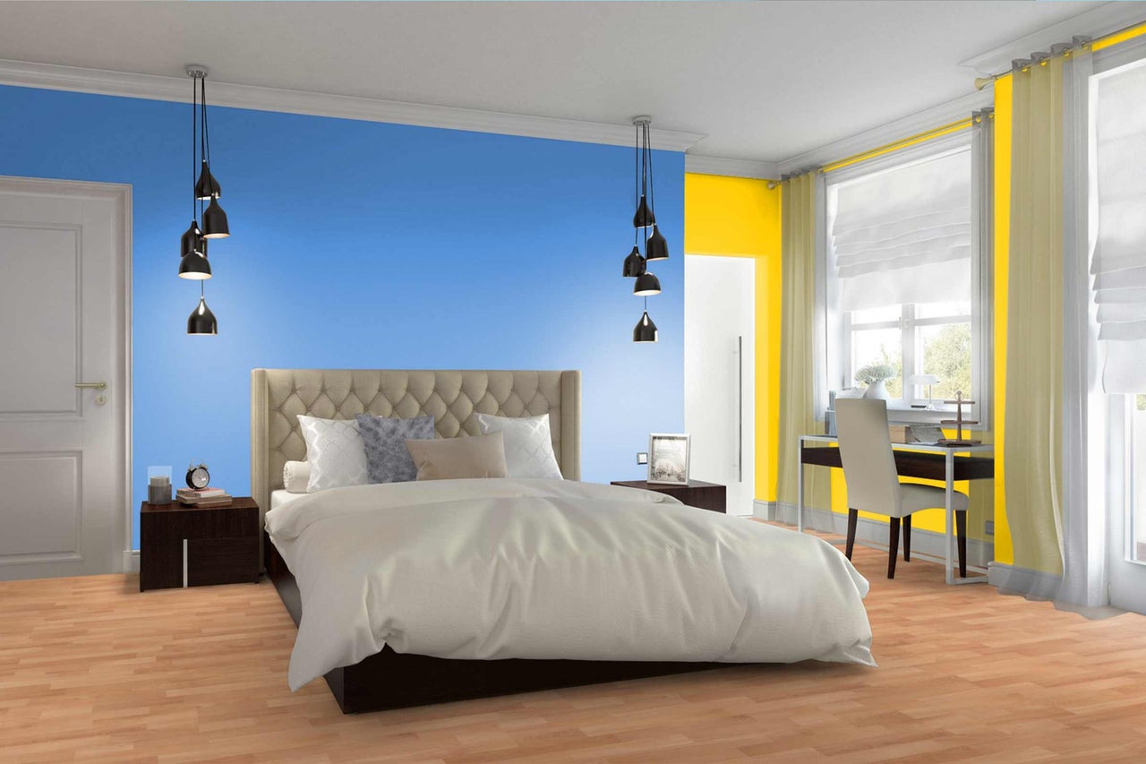 Chambre lumineuse avec lit, bureau et suspensions