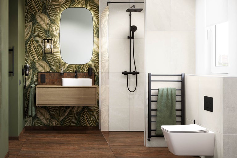 Salle de bains moderne avec papier peint tropical, meuble aspect bois, douche à l'italienne avec robinetterie noire et WC suspendu.