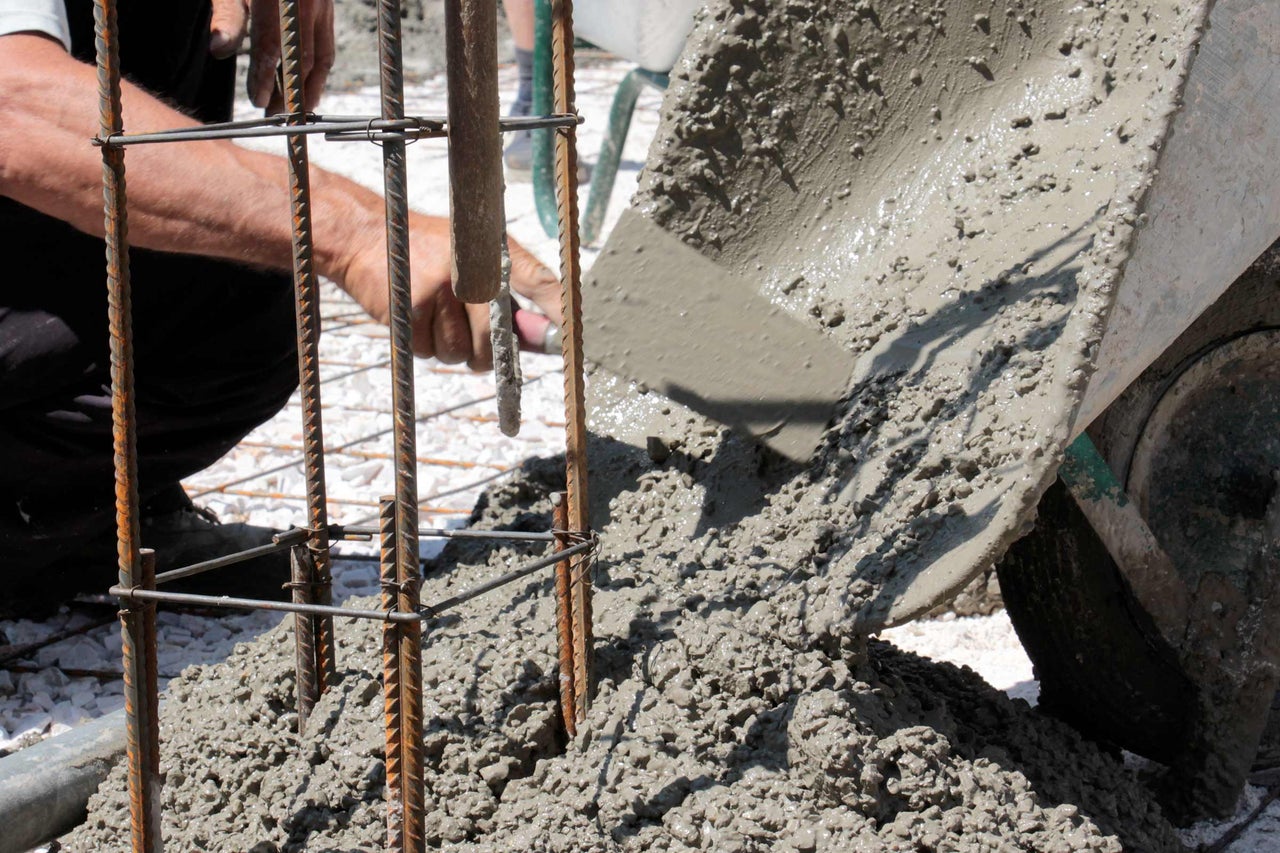 Du béton est coulé dans une armature