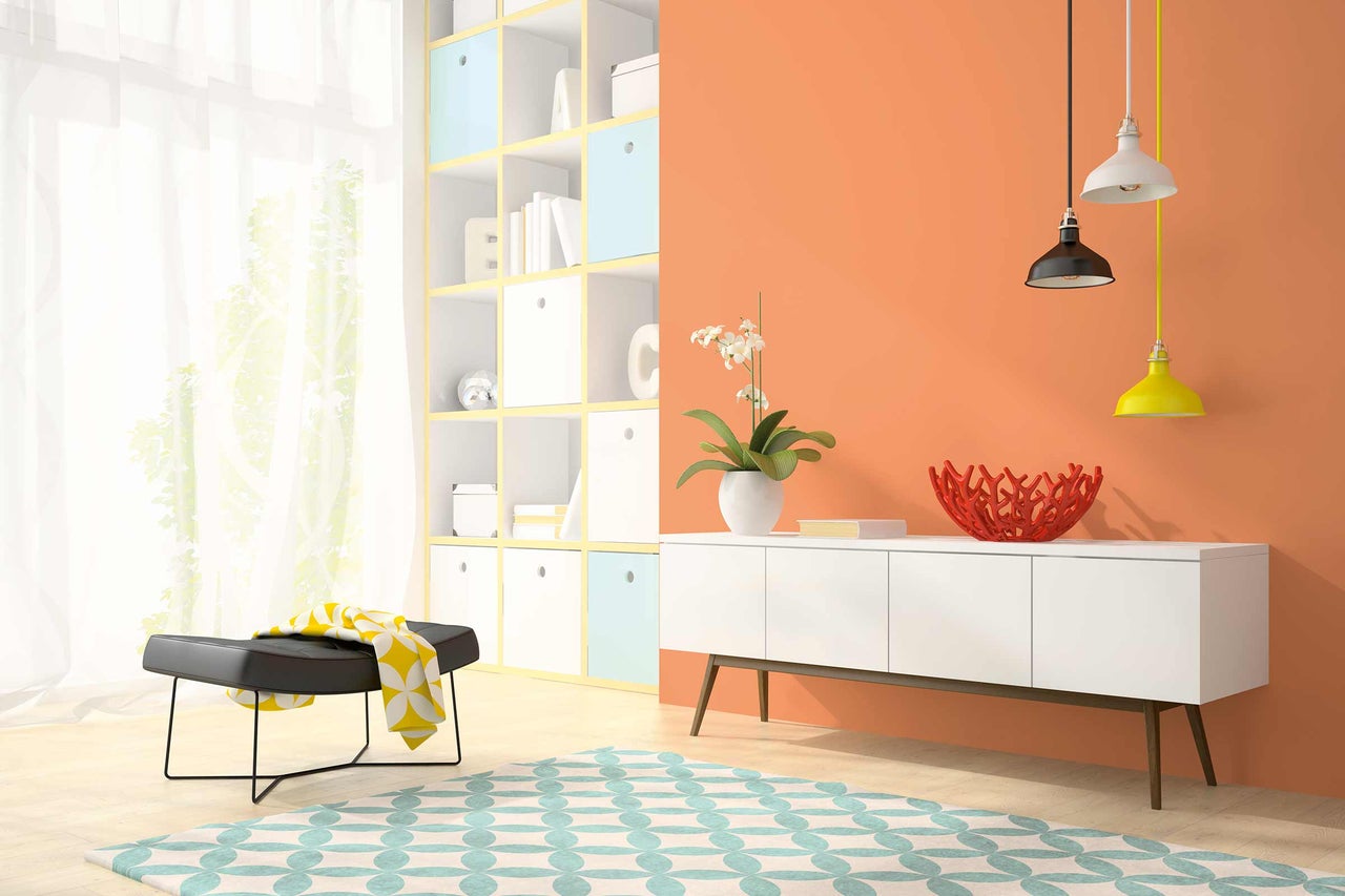 Salon avec étagères, buffet, tapis, tabouret et suspensions