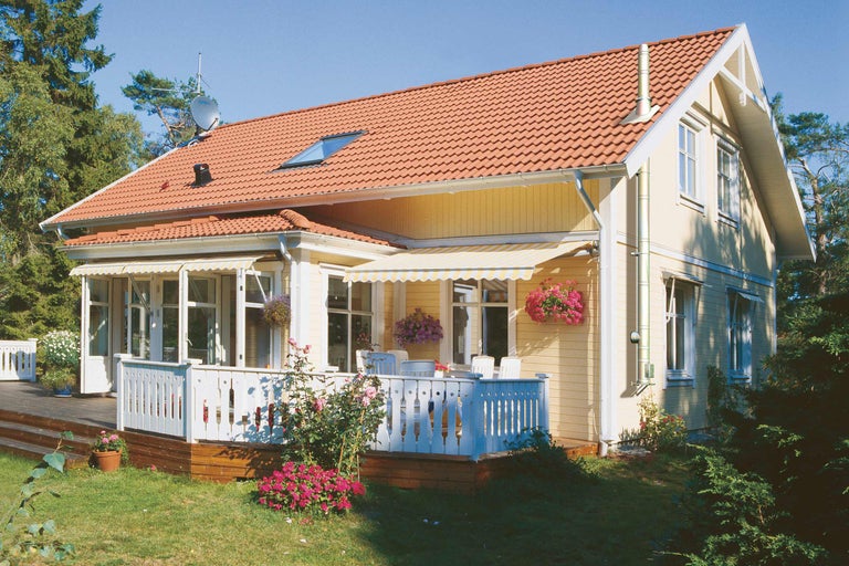 Maison avec terrasse, store et jardin