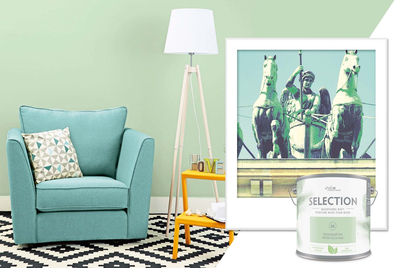Salon avec fauteuil, lampadaire, table d'appoint et un motif de boîte de peinture de la marque Style Color Selection