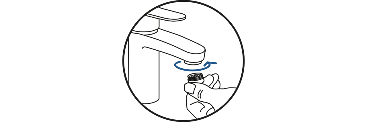 Symbolbild: Hand schraubt Strahlregler an Wasserhahn