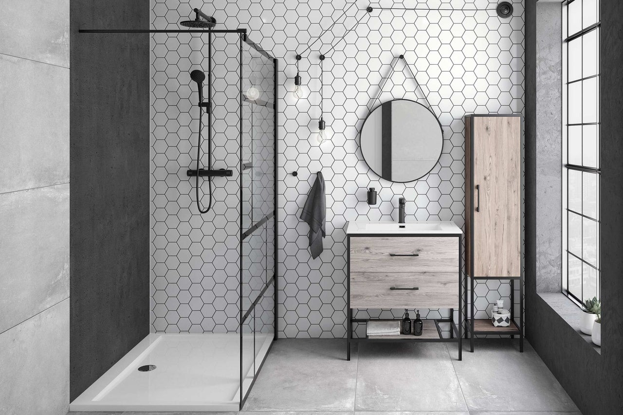 Salle de bains moderne avec douche, meuble-lavabo et armoire à miroir devant un carrelage hexagonal