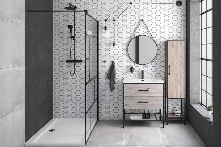 Salle de bains moderne avec douche, meuble-lavabo et armoire à miroir devant un carrelage hexagonal