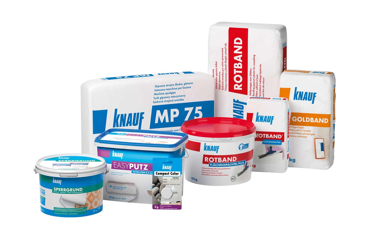 Présentation de divers produits Knauf tels que des enduits, des mastics et des primaires