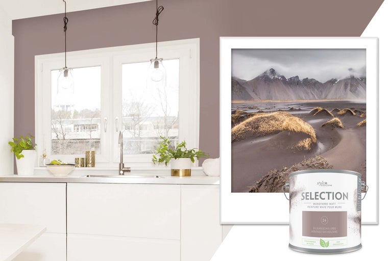 Heller Küchenraum mit Wandfarbe und Farbdose im Vordergrund