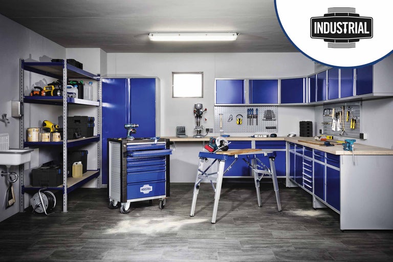 Werkstatt mit Werkbank, Werkzeugschrank, Werkzeugwagen, Regalen und Werkzeugen für die Werkstattorganisation.