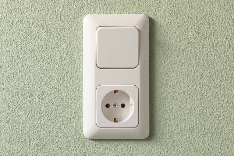 Schalter Steckdosen Kombination für die Wandmontage