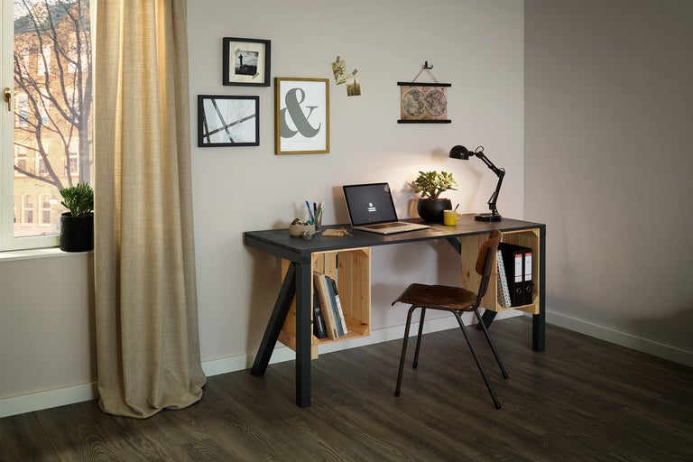Bureau avec bureau en caisses en bois et chaise en bois