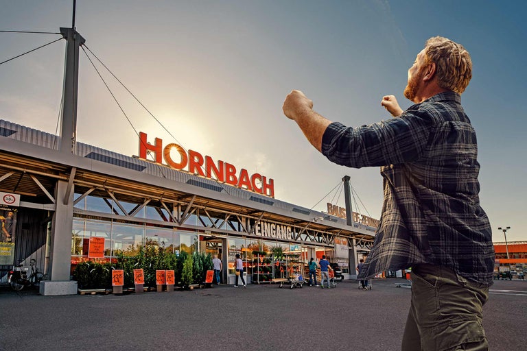 Vue extérieure du magasin de bricolage Hornbach avec un client