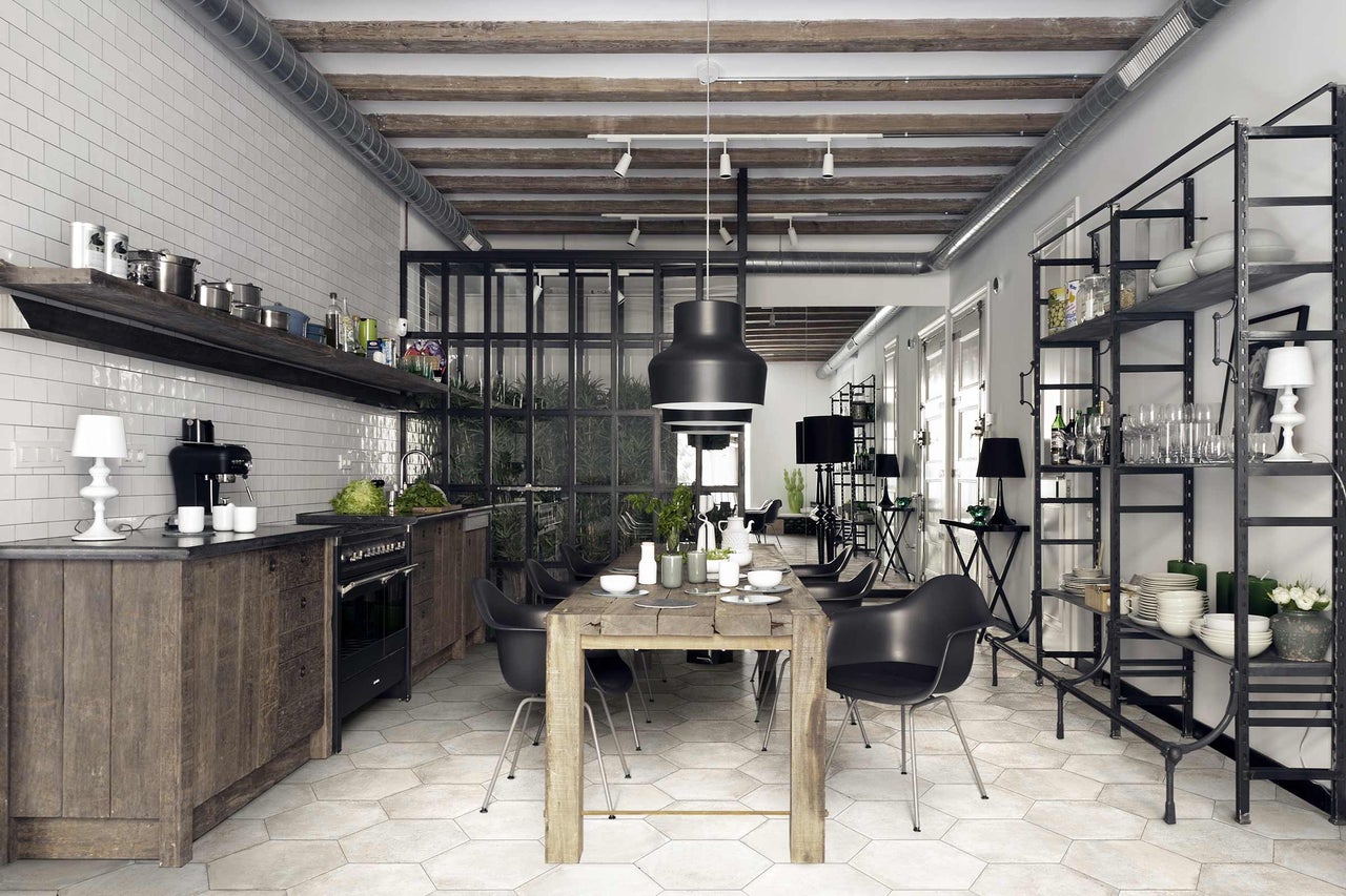 Cuisine lumineuse avec table à manger, chaises, étagères et coin cuisine