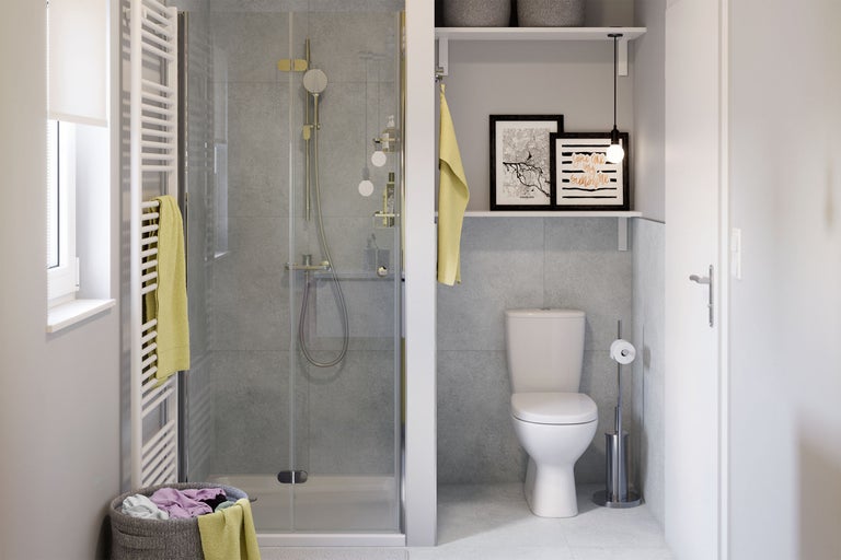 Salle de bain lumineuse avec douche, toilettes et sèche-serviettes