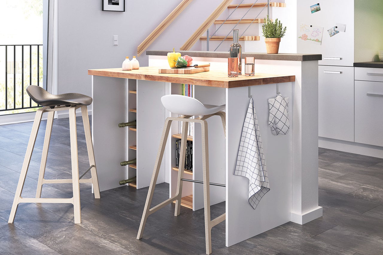 Îlot de cuisine avec tabourets de bar, étagères et décoration dans un design moderne