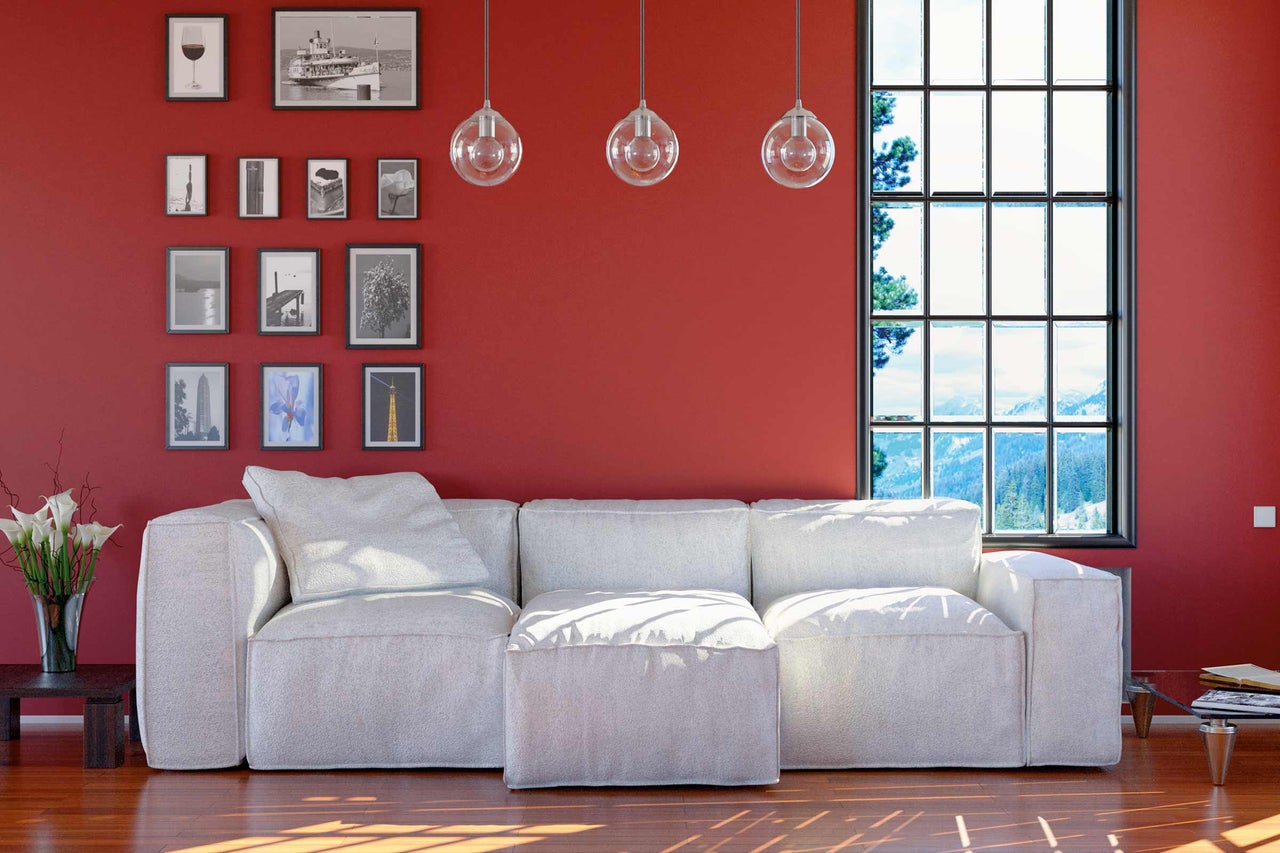 Salon avec canapé blanc, fenêtre et décorations murales
