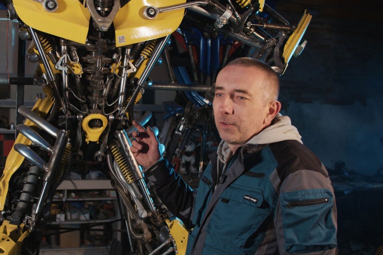 Sebastian zeigt: seinen Bumblebee aus Schrott