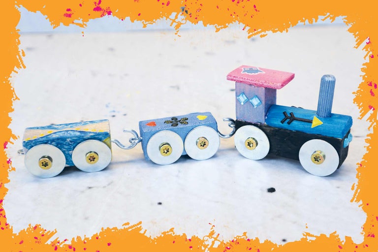 Train en bois peint avec wagons comme jouet