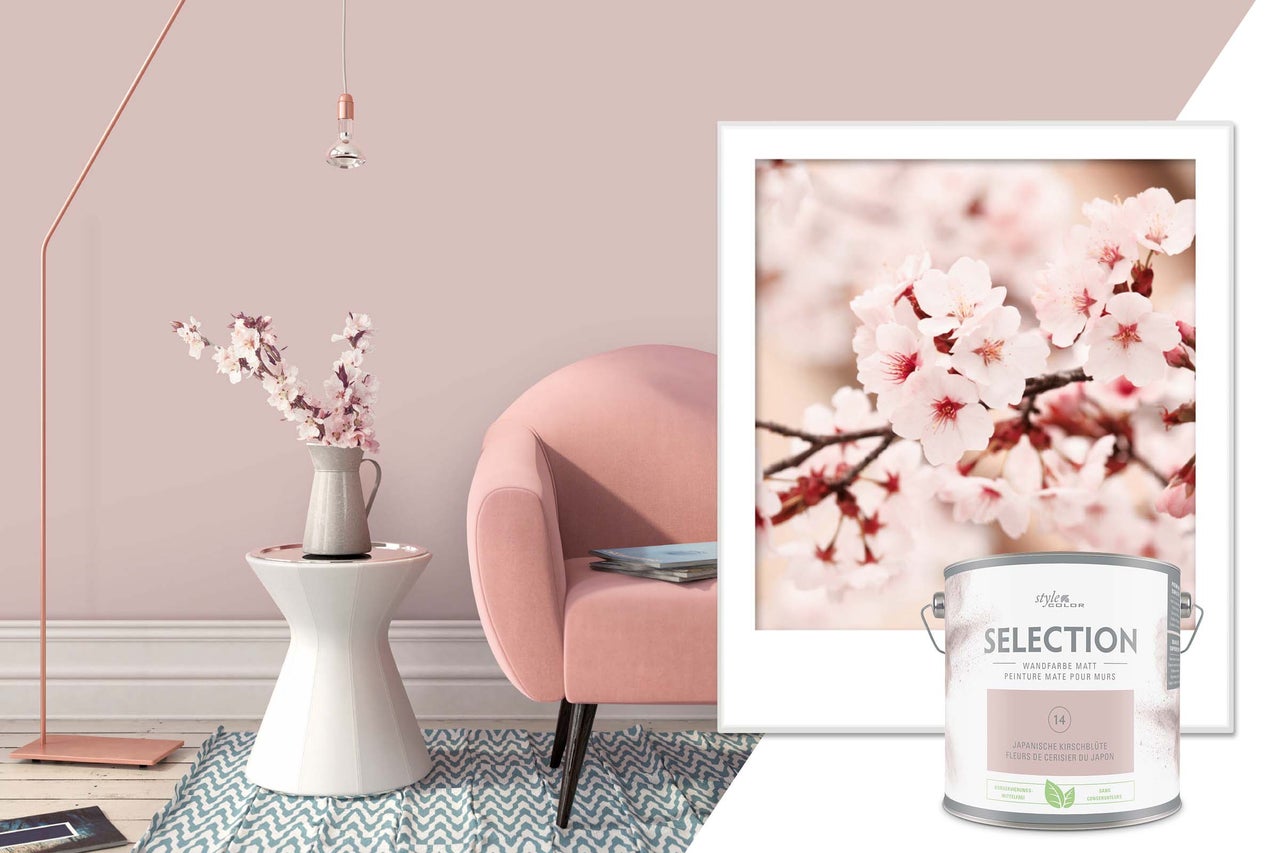 Mise en scène décorative d'une pièce avec peinture murale, fauteuil et décoration