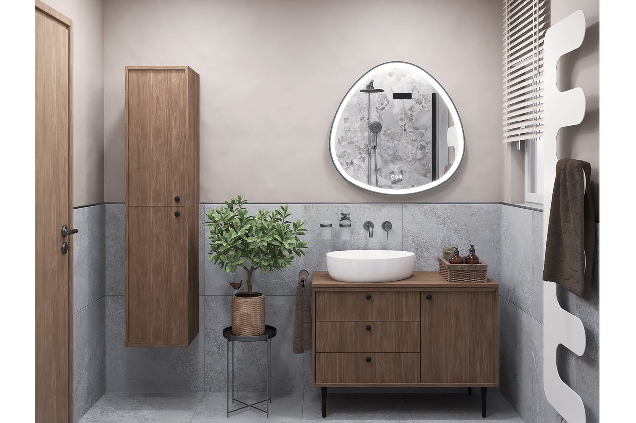 Salle de bain moderne avec meuble sous vasque en bois, vasque à poser, miroir LED de forme organique et carrelage gris aspect pierre.