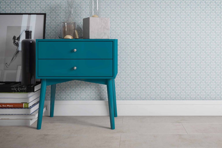 Table de chevet avec deux tiroirs, éléments décoratifs et accessoires