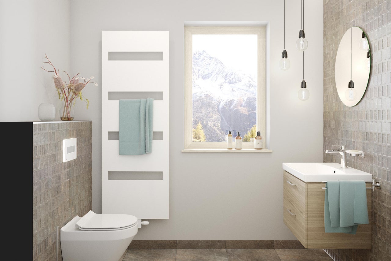 Salle de bain moderne avec lavabo, miroir, radiateur et toilettes
