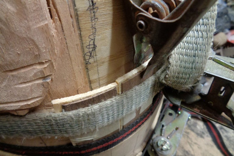 Vue détaillée d'un fût en bois avec une sangle de tension