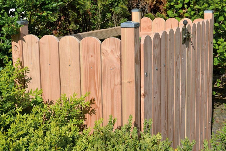 Écran de confidentialité en bois dans le jardin