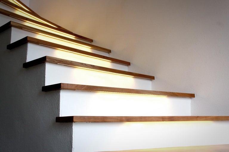Escalier avec éclairage LED sous les marches