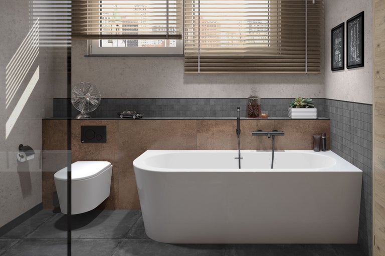 Badezimmer mit freistehender Badewanne, Wand-Toilette und Fensterjalousien