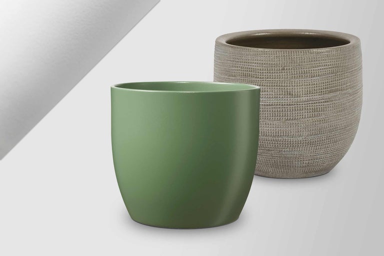 Deux pots de fleurs de tailles et de textures différentes.