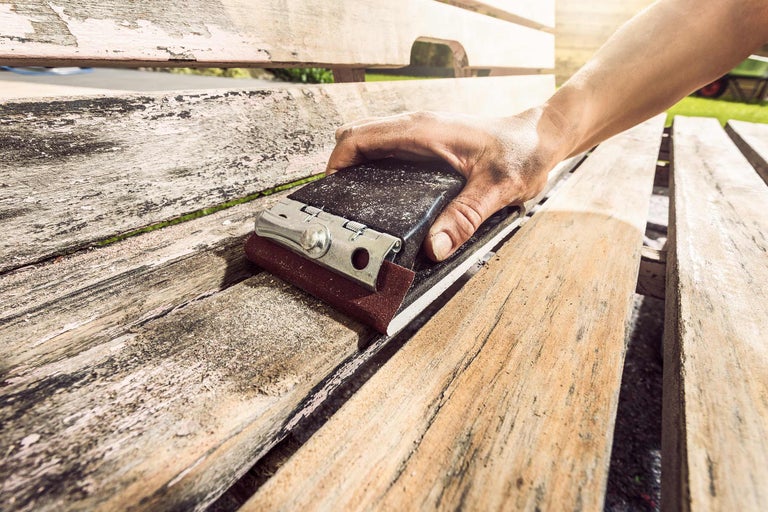 Hand schleift Holzbank mit Schleifklotz