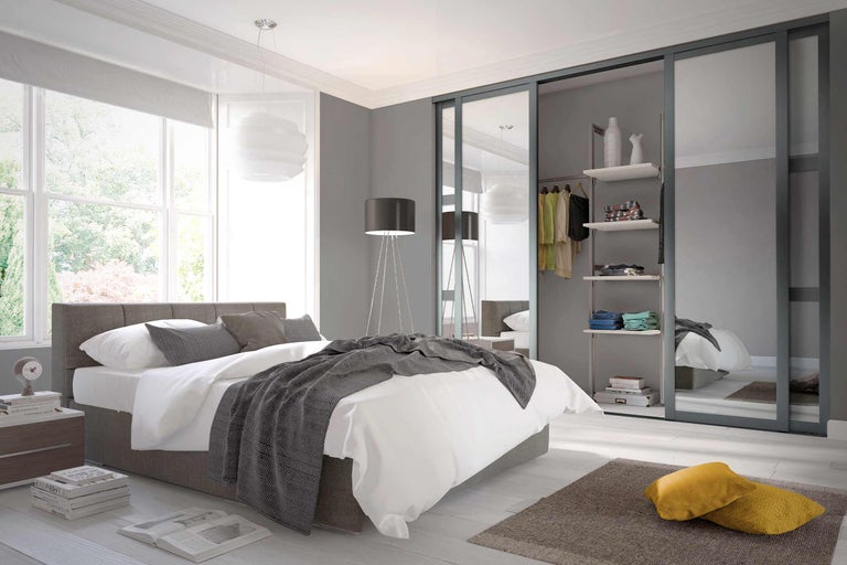 Chambre lumineuse avec lit, armoire et fenêtre pour une atmosphère conviviale