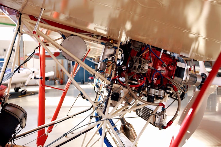 Nahaufnahme des Motors eines Flugzeugs mit Metallstreben