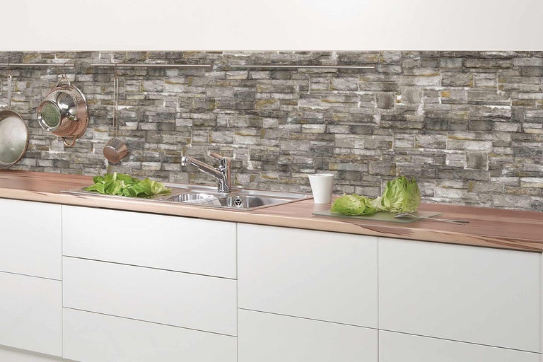 Küchenzeile mit Spüle, Armatur und Steinwandpaneel