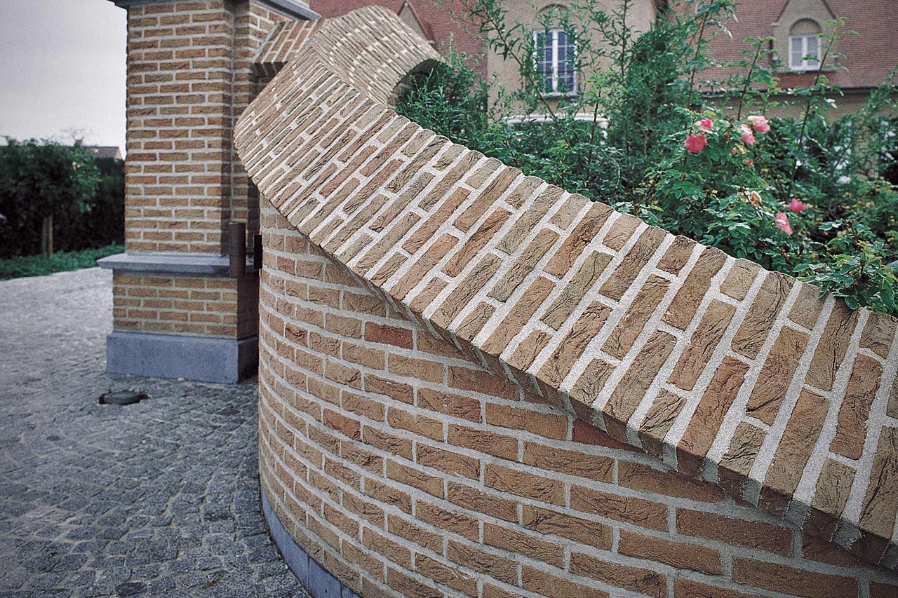 Mur incurvé en briques dans un jardin
